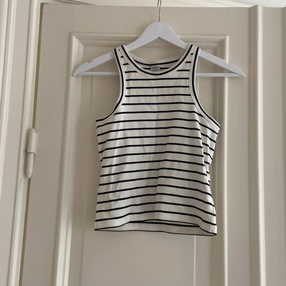 Randig topp från Lindex i storlek 146/152 men funkar absolut som magtröja om man har storlek XS och nedåt💘