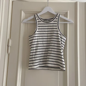 Randig topp från Lindex i storlek 146/152 men funkar absolut som magtröja om man har storlek XS och nedåt💘 - Topp från Lindex som är gjord i Bangladesh.