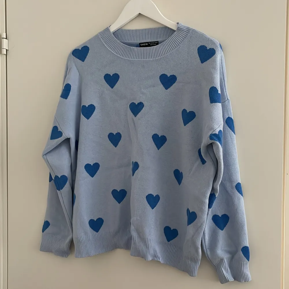 Babyblå tröja med hjärtan från Shein, storlek L 40/42. . Stickat.
