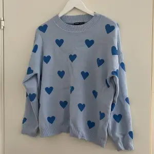 Babyblå tröja med hjärtan från Shein, storlek L 40/42. 