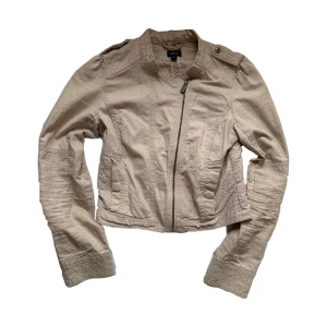 Puderrosa jacka  - Supersöt puderrosa tunn jacka perfekt nu till våren💕 i storlek 36, sitter cropped på! 