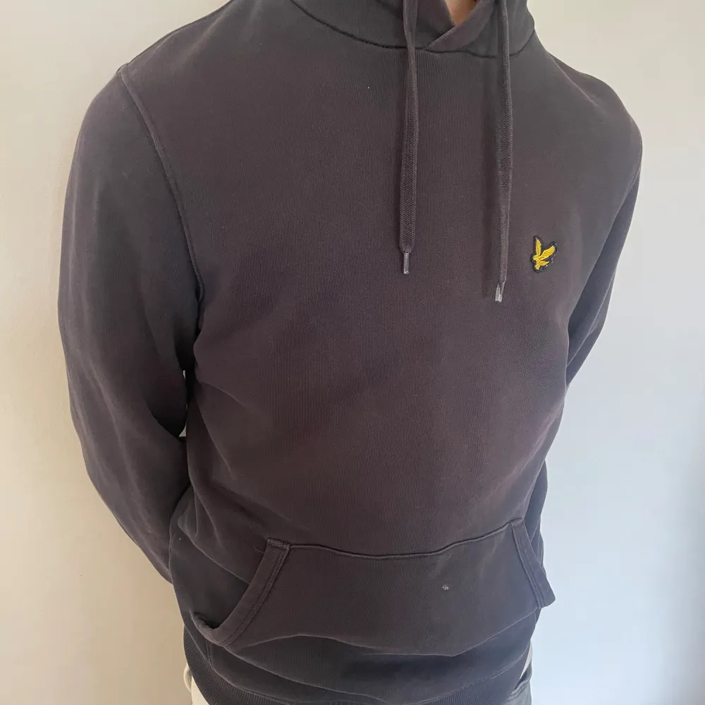 Svart Lyle & Scott hoodie i storlek S. Något använd men i bra skick. . Hoodies.