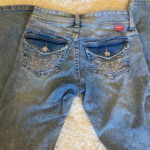 Lågmidjade flare jeans från HM storlek 34💗 populära jeans som är slutsålda i butik🥰