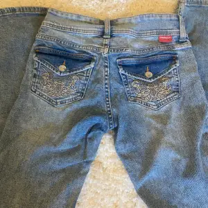 Lågmidjade flare jeans från HM storlek 34💗 populära jeans som är slutsålda i butik🥰