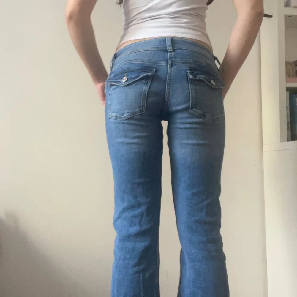 Lågmidjade jeans från gina tricot young storlek 164💗 Jag är 165 o dom passar perfekt. Dom har lite slitningar där nere (se bild 1) men annars är dom i jättefint skick . Jeans & Byxor.