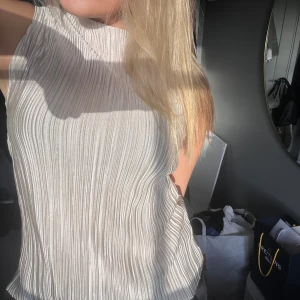 Topp - Säljer denna jättefina toppen. Inga skador eller defekter. 