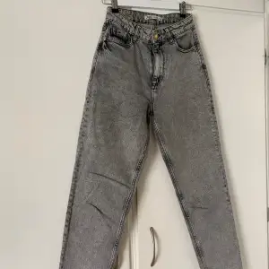 Jeans från zara i en riktigt snygg grå tvätt, men som dessvärre inte kommer till användning, jeansen är i toppen skick utan deffekter💕
