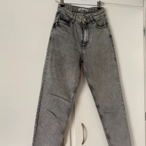 Zara Jeans - Jeans från zara i en riktigt snygg grå tvätt, men som dessvärre inte kommer till användning, jeansen är i toppen skick utan deffekter💕