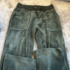 Juicy couture - Säljer dessa byxor för att det inte är min stil  Jätte fint skick Köpte dom för 1100