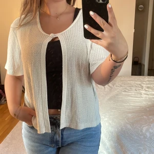 Topp  - En söt topp, passsr perfekt till sommaren att ha över ett linne eller klänning. Använd fåtal gånger. Står inte storlek inuti men sitter som en S🙌🏼  Går bra att ge prisförslag ❤️