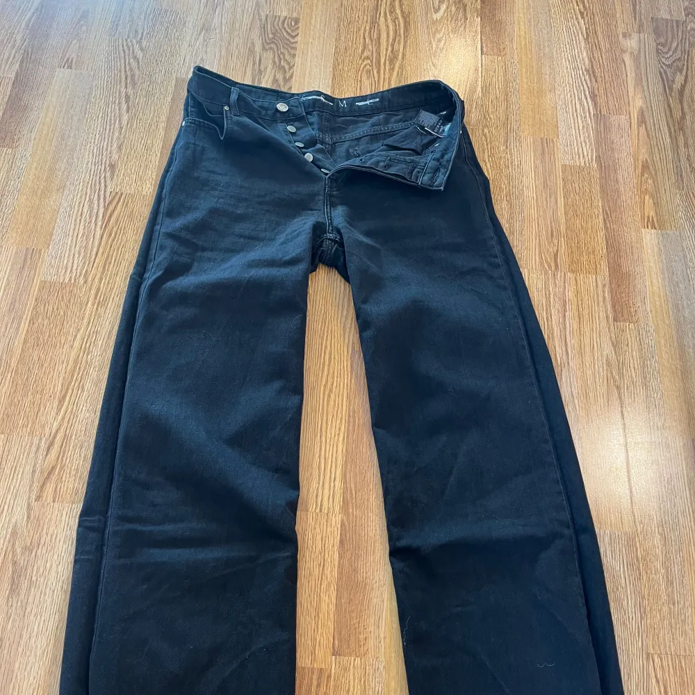 Svarta jeans, från Bikbok! Inköpta för 499kr. Jeans & Byxor.