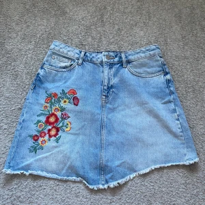 Jeanskjol - Högmidjad jeanskjol med brodyr från ZARA i fint skick