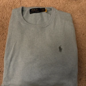 Ralph lauren långärmad tröja  - Hej säljer nu min gamla raffe tröja eftersom jag växt ut ur den. Inga defekter och är i väldigt bra skick. Tröjan är i storlek M och modellen på bild 190