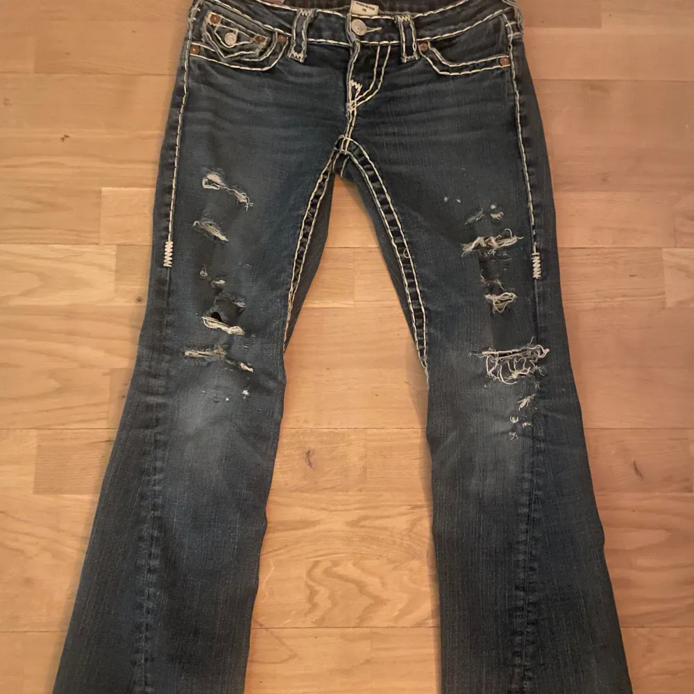 Säljer mina älskade true religion jeans, köpt här på Plick❤️ säljer billigt då de finns ett litet håll på baksidan av benet som man inte tänker på  Innerbenslängd: 75 midjemått tvärsöver:35. Jeans & Byxor.