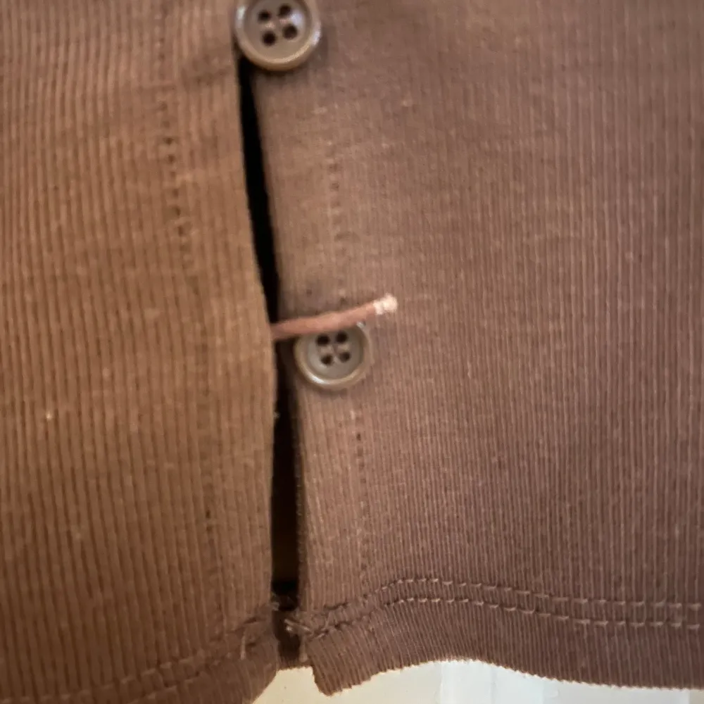 Brun tröja från BikBok Aldrig använd Defekt ”knapphake”. Tröjor & Koftor.