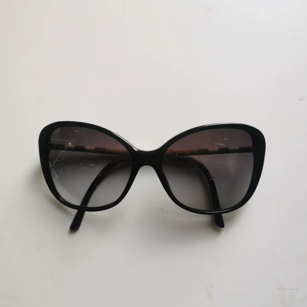Riktigt snygga äkta vintage burberry solglasögon! De är i använt skick därav priset. Skriv för mer info💕. Accessoarer.