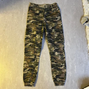 Camouflage cargo - Cargobyxor från madlady. Använda enstaka gånger 