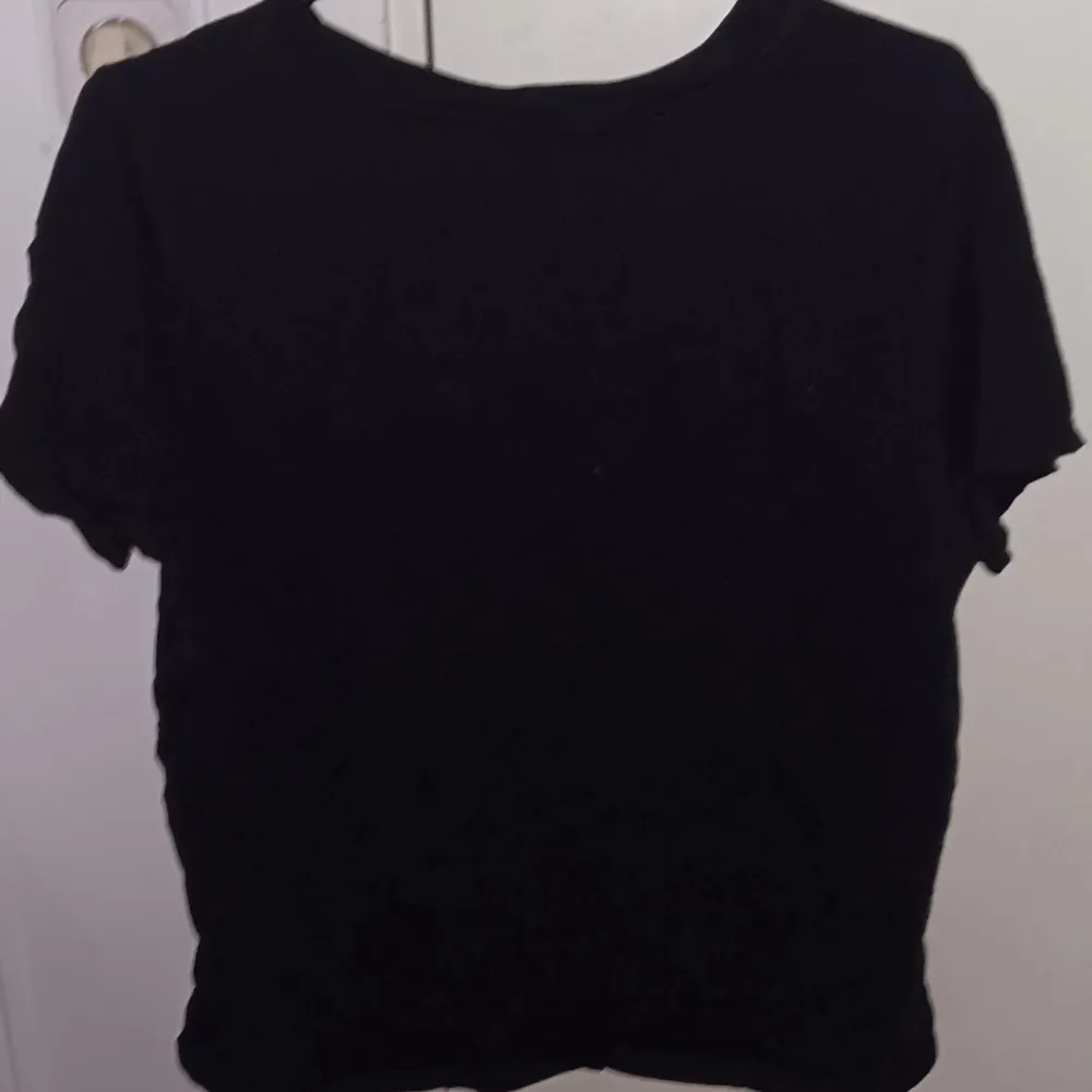 Jättefin svart tröja med design på framsidan från New Yorker. Är i storlek XL men passar även L. Använt några gånger💗  OBS: SKICKAR PAKETER ENDAST VIA INSTABOX!. T-shirts.