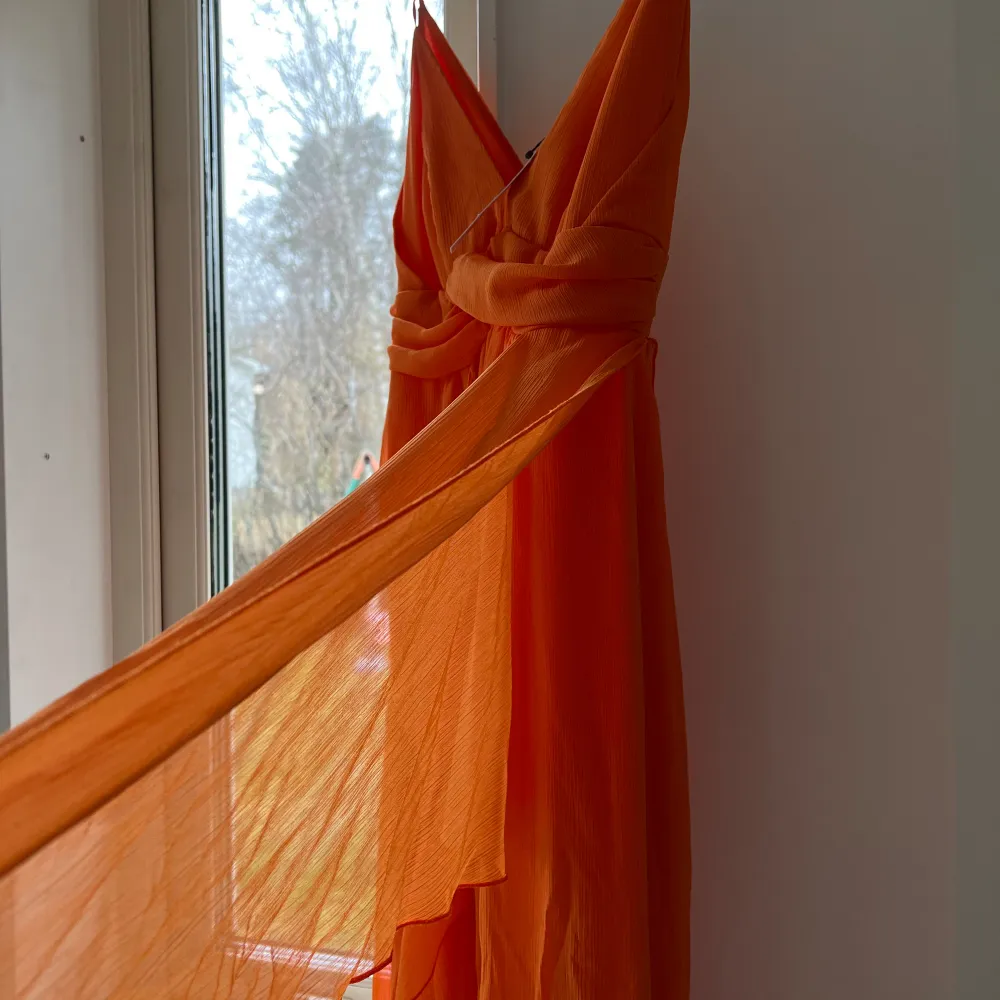 Bal/festklänning. Ny med prislapp Länk om man vill se mer av hur klänningen ser ut 👇🏻 https://www.asos.com/se/asos-design/asos-design-maxiklanning-med-smala-axelband-mjuk-kjol-i-lager-och-rynkat-liv/prd/12331456 . Mekot.