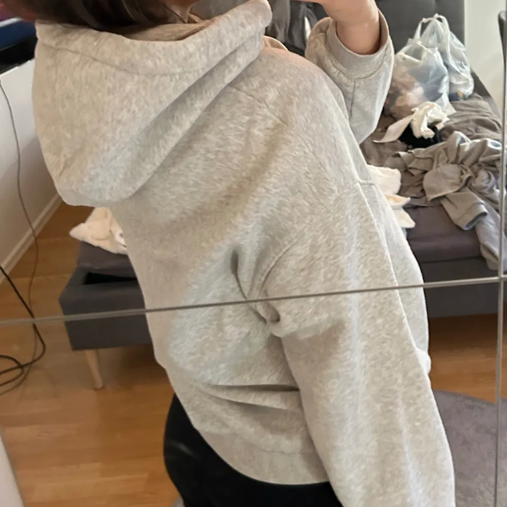  Hjälper min syster att sälja sina kläder som hon inte använder längre. Tröjan är i en stor storlek därav blir det en oversize hoodie. Superskönt material💕 Den är inte alls nopprig!. Hoodies.