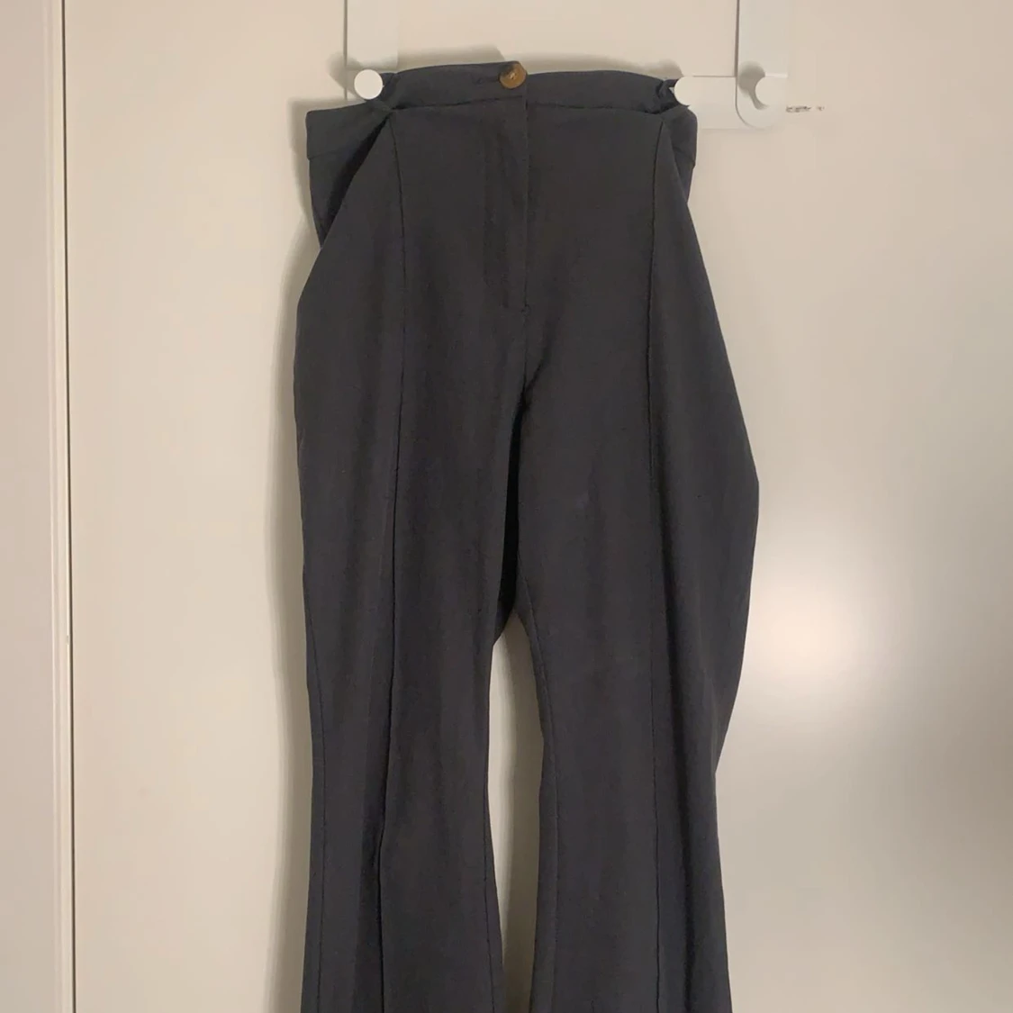 GrĂ„a kostymbyxorđ©¶