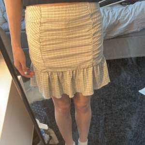 Jag säljer en kjol ifrån Gina Tricot i storlek xxs. Det är en riktig kjol i färgerna beige och vit. Kjolen är i mycket bra skick.