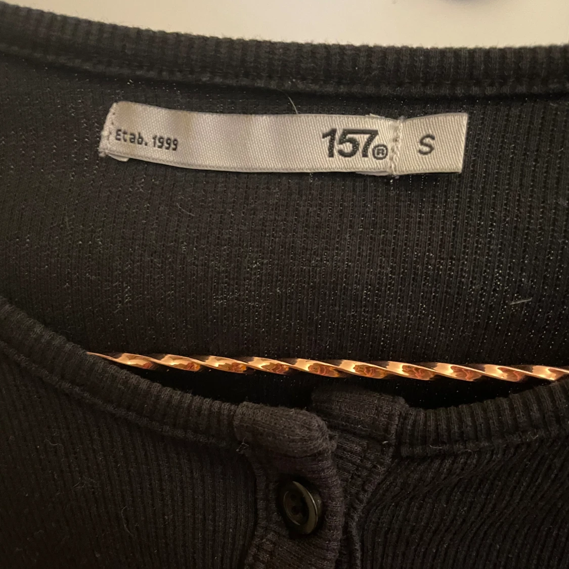 Svart ribbad kofta - 90