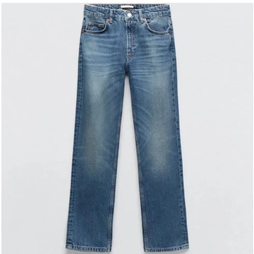 Säljer dessa mid-waist jeans ifrån zara då de tyvärr inte kommer till användning längre💋inga tecken på användning, går ej att få tag på längre💓. Jeans & Byxor.