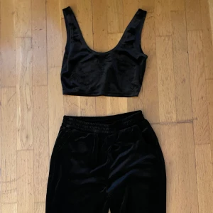 Topp & Byxor set  - En fin set i svart för mina lite mer kurvigare tjejer😍🙌 Super comfy o fin set! 