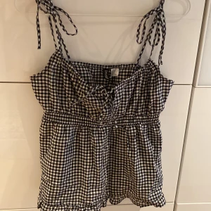 Volang topp - Söt topp från H&M, inte använd. Knytbara axelband. Stl S