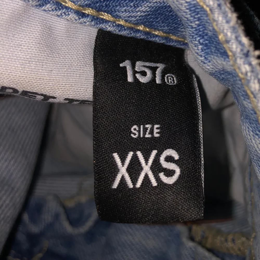 Säljer mina lågmidjade jeans från lager 157. Dom är i använt skick men har inget synligt slitage eller fläckar.💞. Jeans & Byxor.