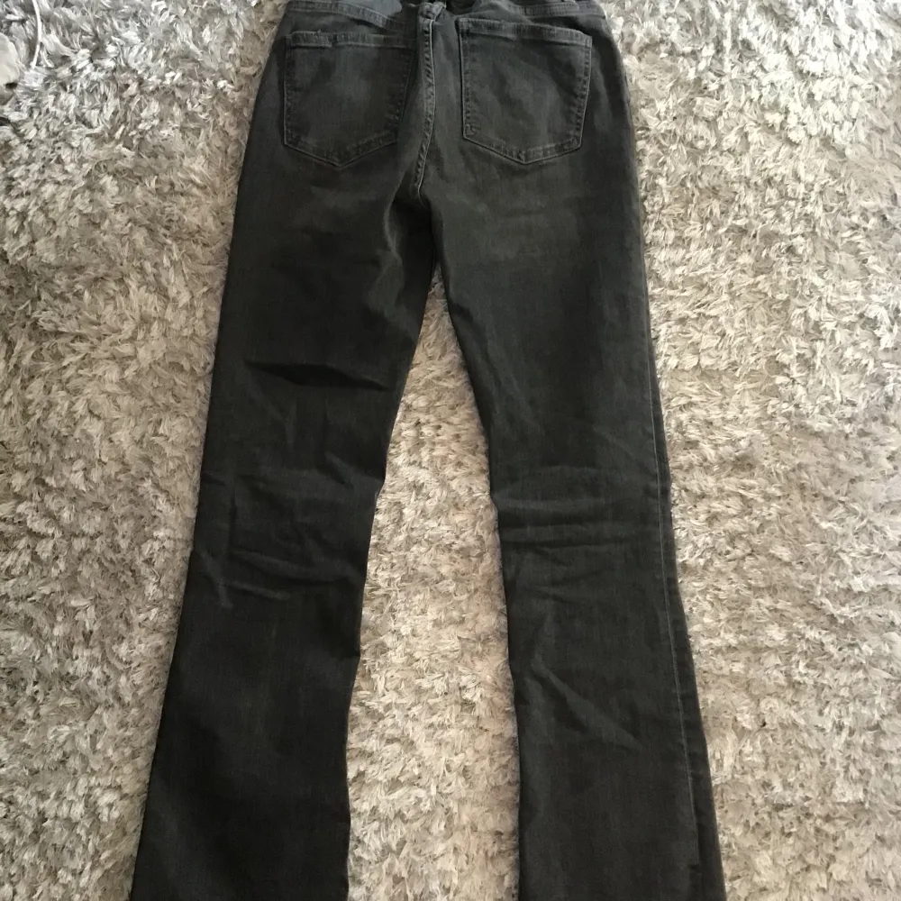 Low waist bootcut jeans från Gina Young storlek 164 men skulle säga att dom passar XS/S. Jeans & Byxor.
