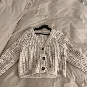 Stickad kofta från hm - Använd 3 gånger, koftan är i väldigt bra skick. Säljer pga att det inte är min stil längre