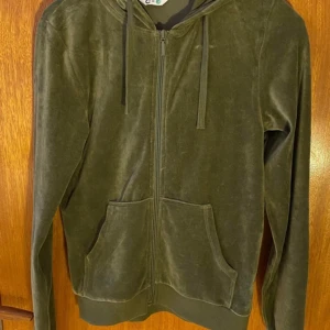 NY! Velourjacka (XS) Cubus - Helt ny  83% Bomull  17% Polyester  Nypris 349 kr  Alla varor kommer från rök- och djurfritt hem