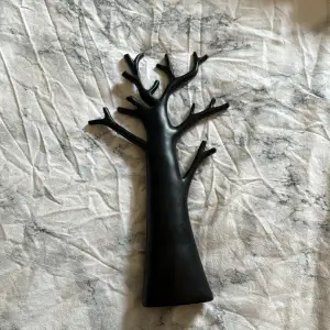 En smyckeshängare i form av ett träd. Perfekt att hänga sina smycken (armband, halsband och ringar) på. 
