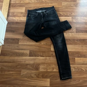 Tiger of sweden jeans - Säljer nu mina tiger of sweden jeans då dem inte kommer till användning längre. Storleken är W29 L32. Nypris ca. 1.600 Hör av dig för mer frågor 