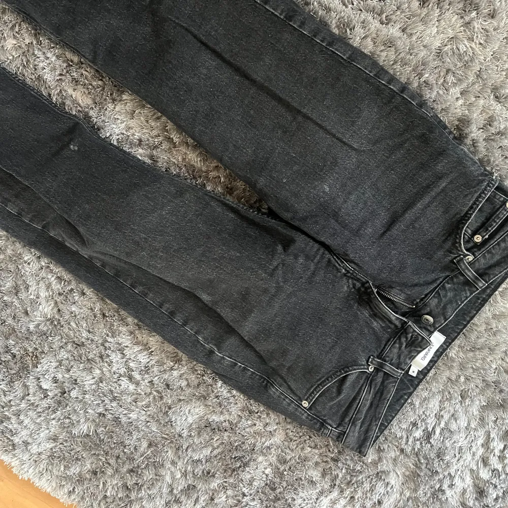 Lågmidjade jeans från Junkyard i bra skick, grå svarta. Jeans & Byxor.
