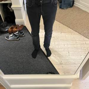 Jacob Cohen jeans i storlek 29. Färgen är mörk grå/brun. Modellen är 622/Slim fit