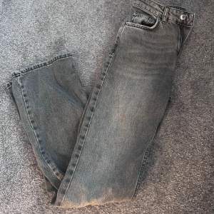 Säljer mina FAVORIT jeans från Ginatricot då de tyvär är för små för mig i midjan. Går inte längre att köpa, nypris 500kr. Använt några gånger men är i 10/10 skick, inga defekter💓💓