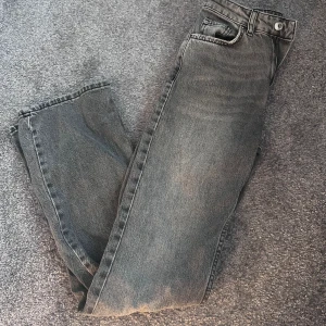 Straight jeans - Säljer mina FAVORIT jeans från Ginatricot då de tyvär är för små för mig i midjan. Går inte längre att köpa, nypris 500kr. Använt några gånger men är i 10/10 skick, inga defekter💓💓