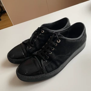 Lanvin - Säljer mina lanvins. Skorna är i dåligt skick samt ganska osköna att gå i. Skick 3/10. Storlek UK 10 är samma som storlek 44,5