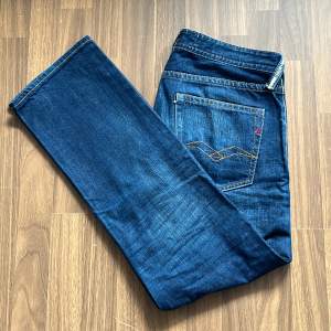 Säljer replay jeans i storleken 32/34