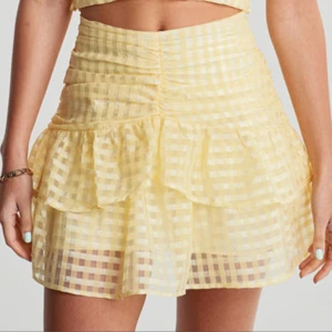 Gul volangkjol - Gul volangkjol från Gina Tricot 💛💛