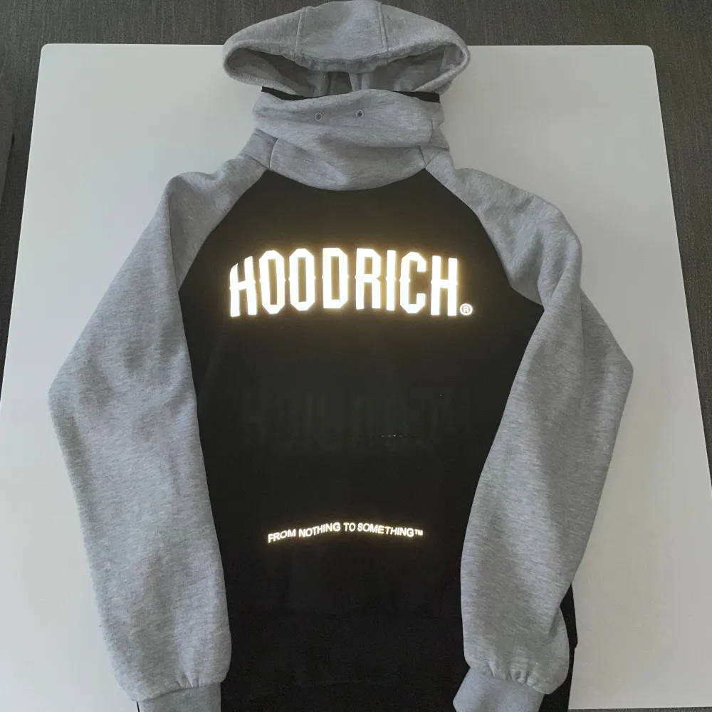 Hoodrich hoodie, 9/10 skick och köpt från JD sports. Pris kan diskuteras!. Hoodies.