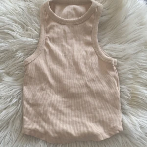 Beige topp - I gott skick säljer den för att jag inte använder den längre, inga fläckar inga skador