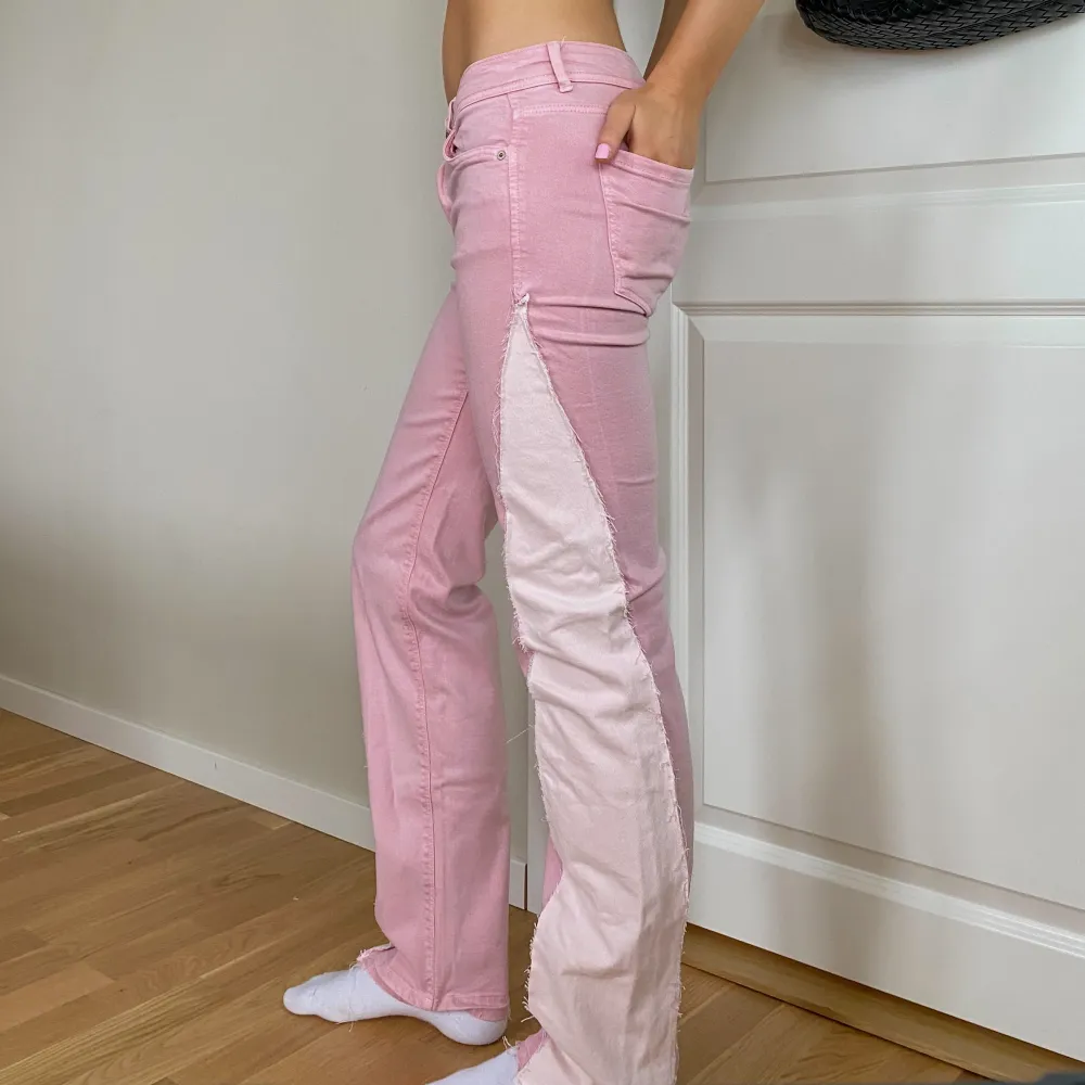 Superfina rosa sååå unika jeans som jag sytt om själv💕💕💕 jättebra skick!! Pyttelitet hål som inte märks alls (syns på sista bilden). Jeans & Byxor.