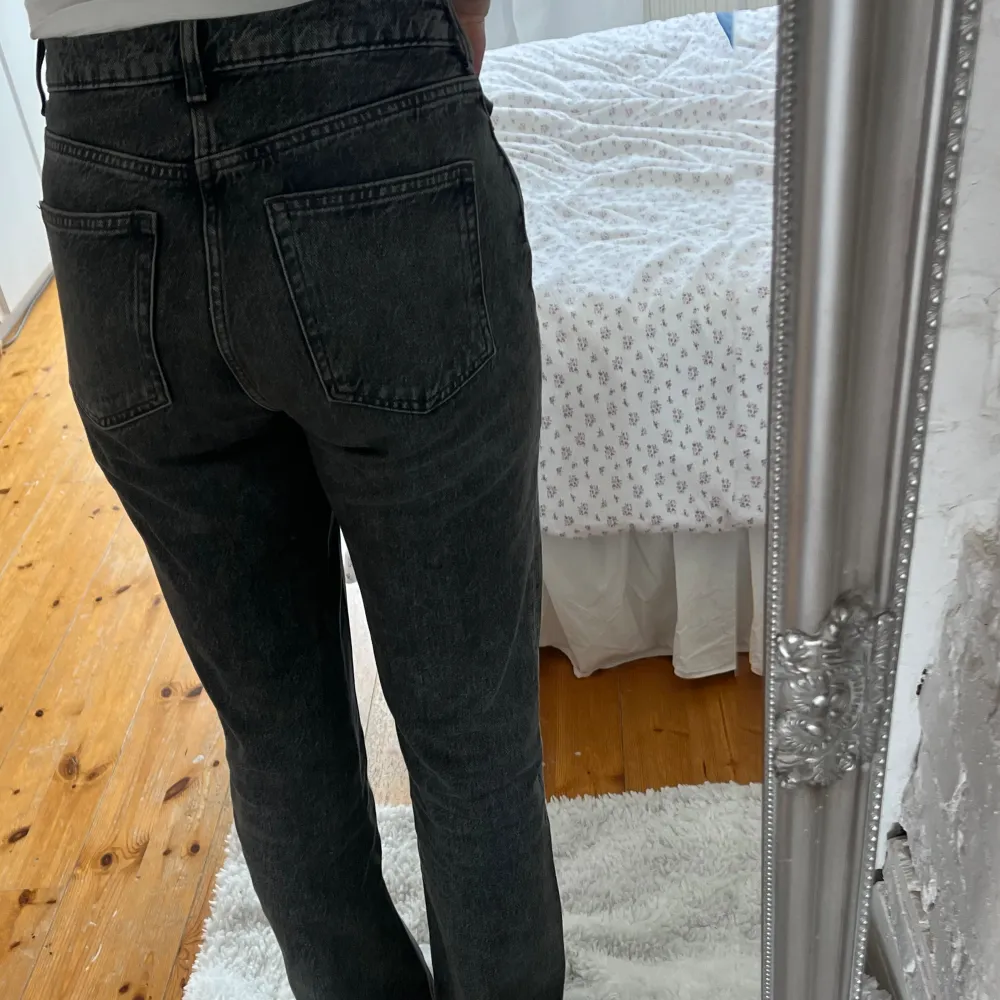 Knappt använda jeans  Lång i benen (jag är 173)  . Jeans & Byxor.