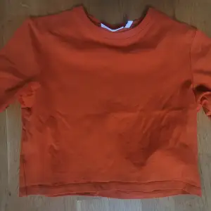 T-shirt / topp från Weekday, orange, kort modell. Storlek M. 