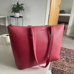 Handväska  - Don Donna suuper fin handväska i mycket bra skick! bara lite skavanker på handtagen/remmarna och de ser man på bilderna. Passar bra året runt. För mått eller frågor skriv 🧸🧸 