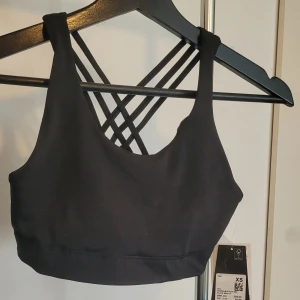 sportbh  - helt ny sportbh med prislappen kvar och fin detalj i ryggen 